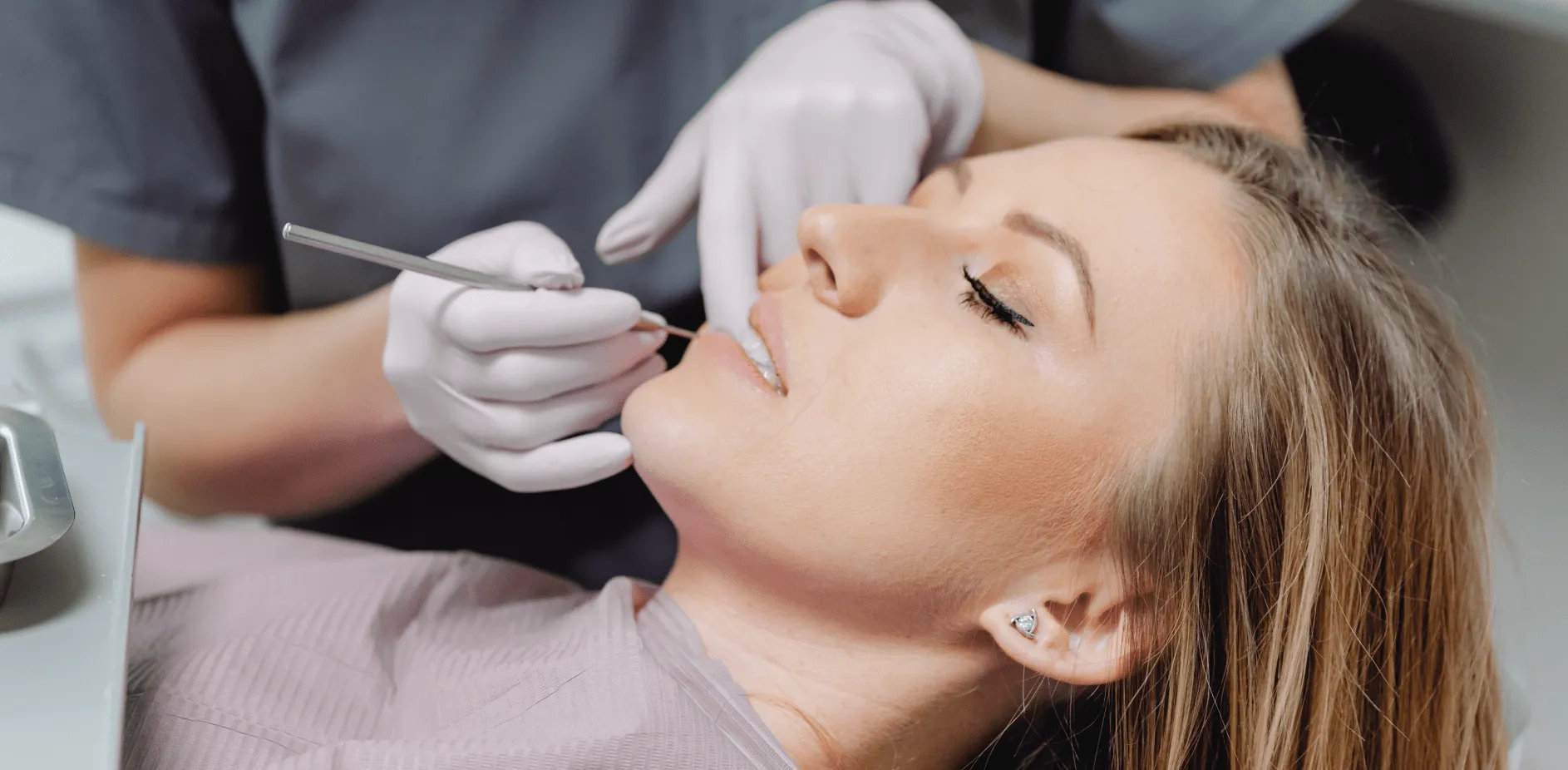 A Reabilitação Oral tem como objetivo corrigir problemas das estruturas da cavidade bucal, recuperando a sua funcionalidade e estética.